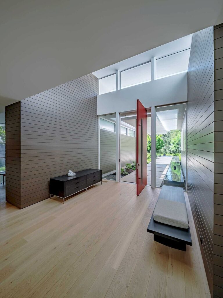 Owyang House Lantern like appearance at night by Swatt Miers architects 15 1