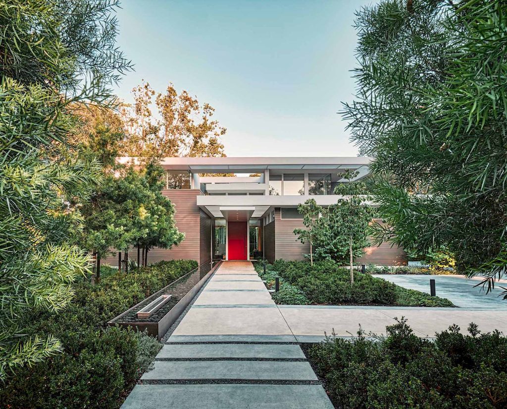 Owyang House Lantern like appearance at night by Swatt Miers architects 4 1