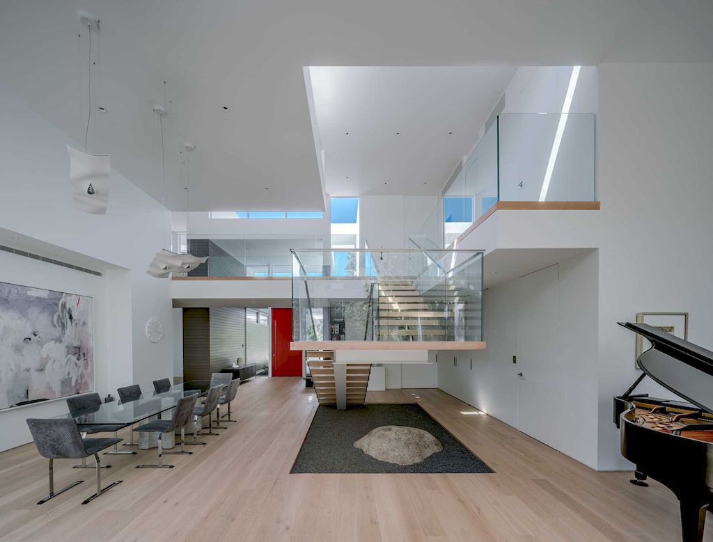 Owyang House, Lantern-like appearance at night by Swatt Miers architects