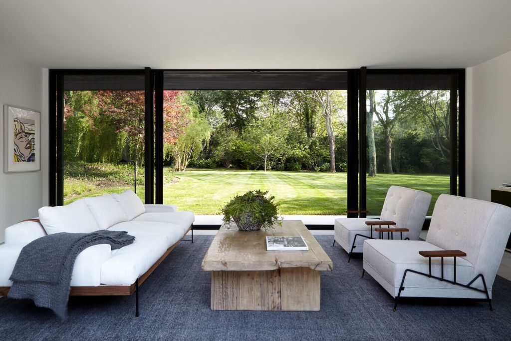 Southampton House Stands Out with Its Graceful Lines by Bradley Bayou