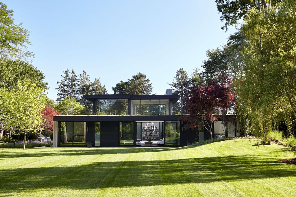 Southampton House Stands Out with Its Graceful Lines by Bradley Bayou