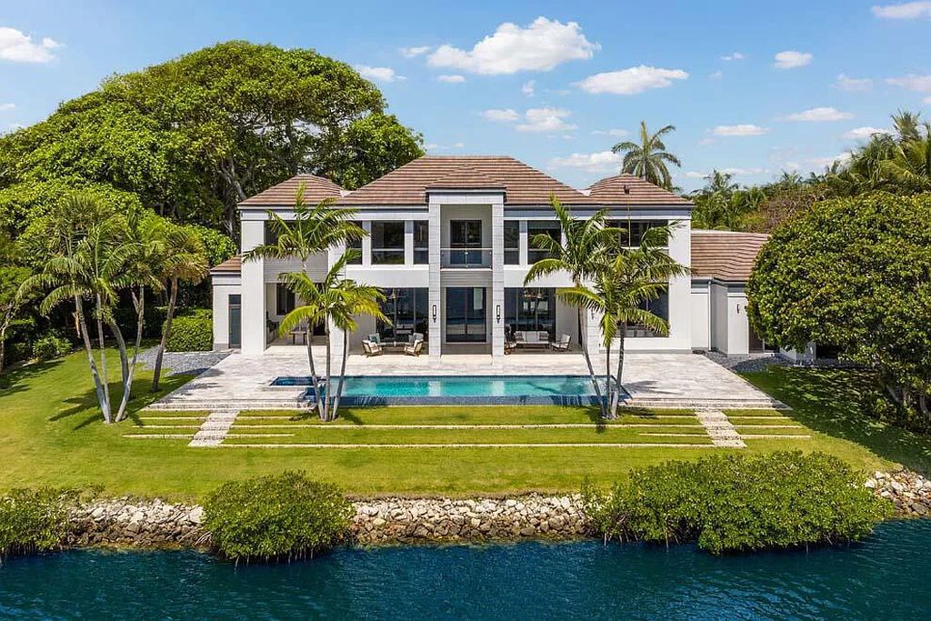 Experience the epitome of luxury living at 1540 Paslay Place, a stunning, like-new 5-bedroom estate in Manalapan, Florida.