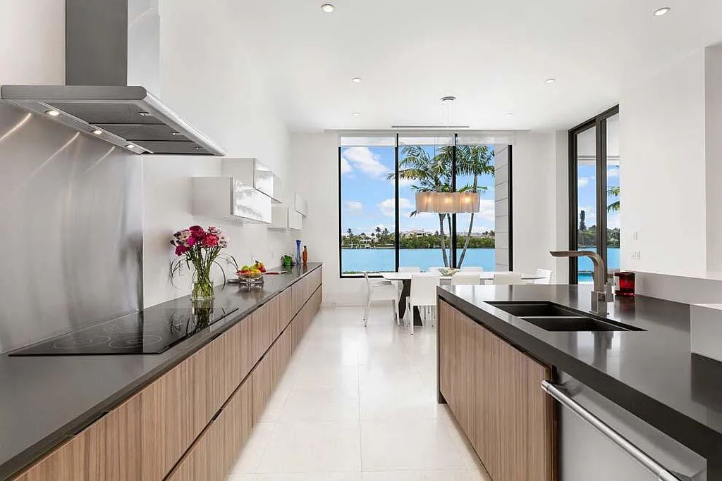 Experience the epitome of luxury living at 1540 Paslay Place, a stunning, like-new 5-bedroom estate in Manalapan, Florida.