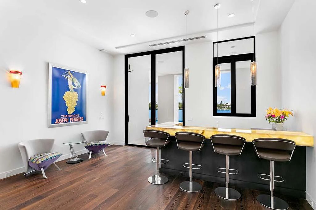 Experience the epitome of luxury living at 1540 Paslay Place, a stunning, like-new 5-bedroom estate in Manalapan, Florida.