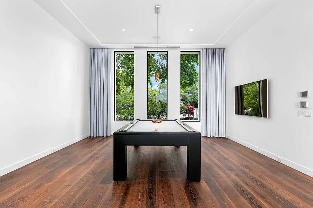 Experience the epitome of luxury living at 1540 Paslay Place, a stunning, like-new 5-bedroom estate in Manalapan, Florida.