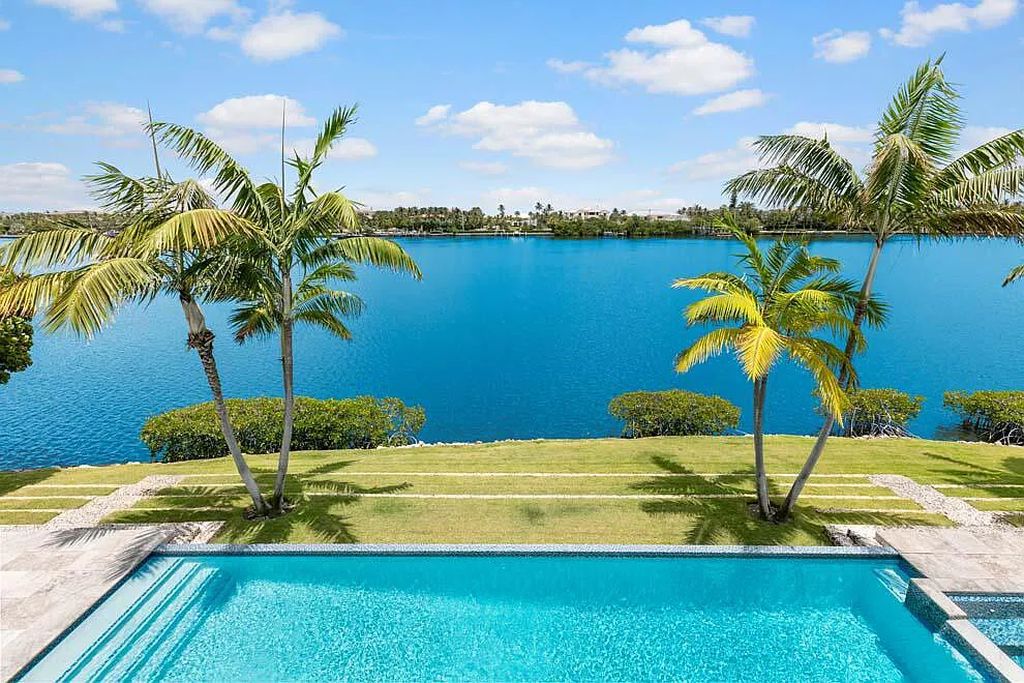 Experience the epitome of luxury living at 1540 Paslay Place, a stunning, like-new 5-bedroom estate in Manalapan, Florida.