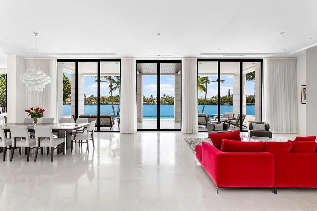 Experience the epitome of luxury living at 1540 Paslay Place, a stunning, like-new 5-bedroom estate in Manalapan, Florida.
