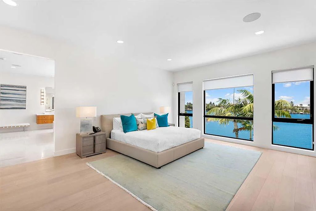 Experience the epitome of luxury living at 1540 Paslay Place, a stunning, like-new 5-bedroom estate in Manalapan, Florida.