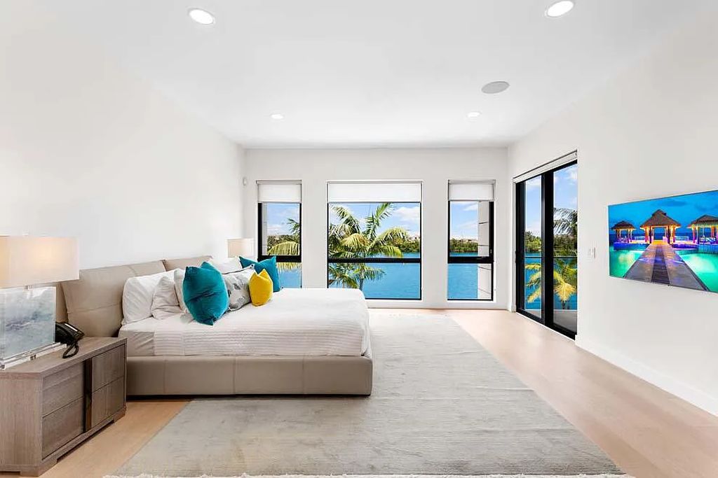 Experience the epitome of luxury living at 1540 Paslay Place, a stunning, like-new 5-bedroom estate in Manalapan, Florida.