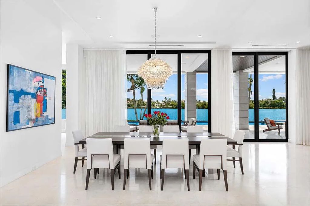 Experience the epitome of luxury living at 1540 Paslay Place, a stunning, like-new 5-bedroom estate in Manalapan, Florida.