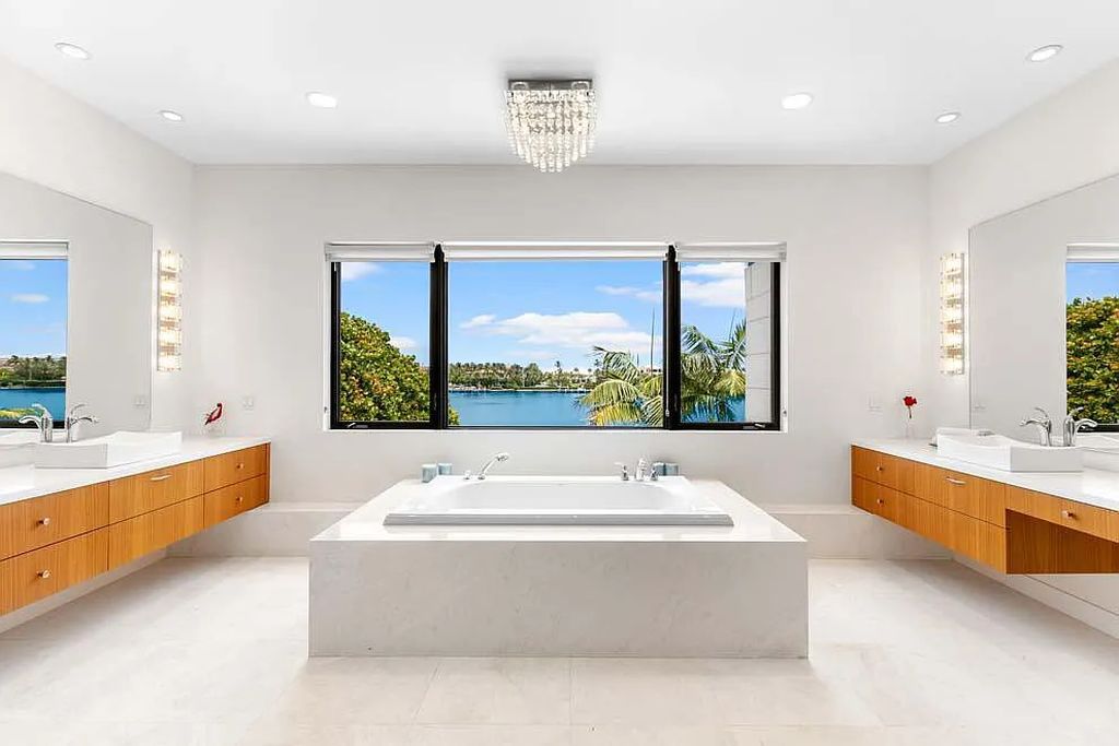 Experience the epitome of luxury living at 1540 Paslay Place, a stunning, like-new 5-bedroom estate in Manalapan, Florida.