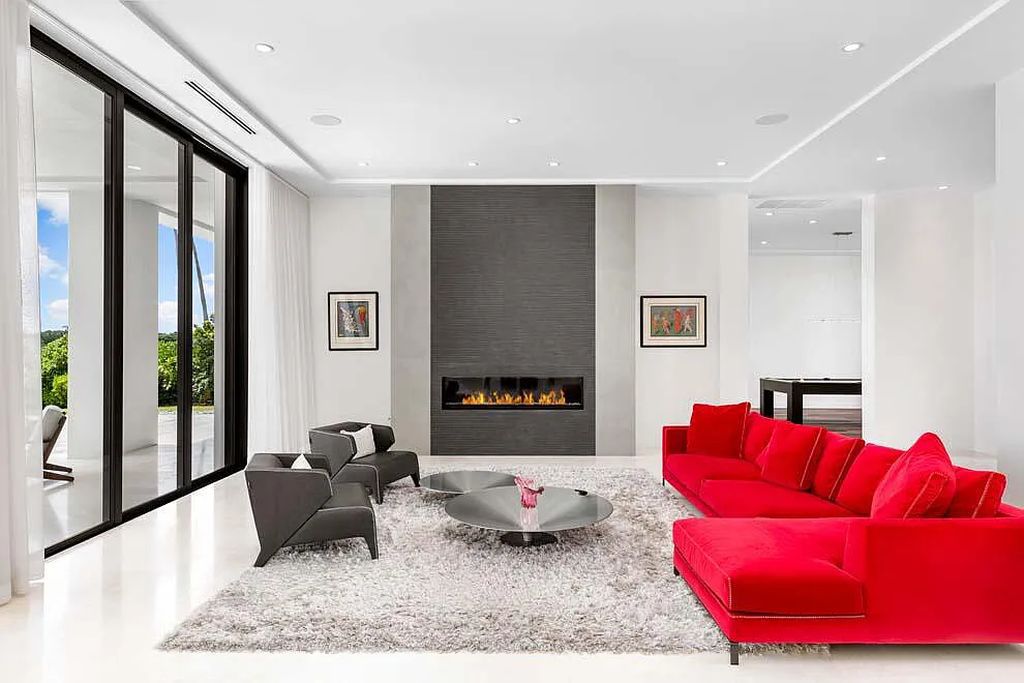 Experience the epitome of luxury living at 1540 Paslay Place, a stunning, like-new 5-bedroom estate in Manalapan, Florida.