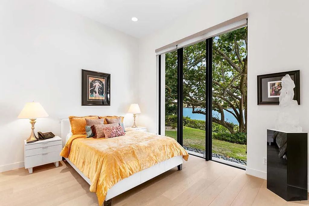 Experience the epitome of luxury living at 1540 Paslay Place, a stunning, like-new 5-bedroom estate in Manalapan, Florida.