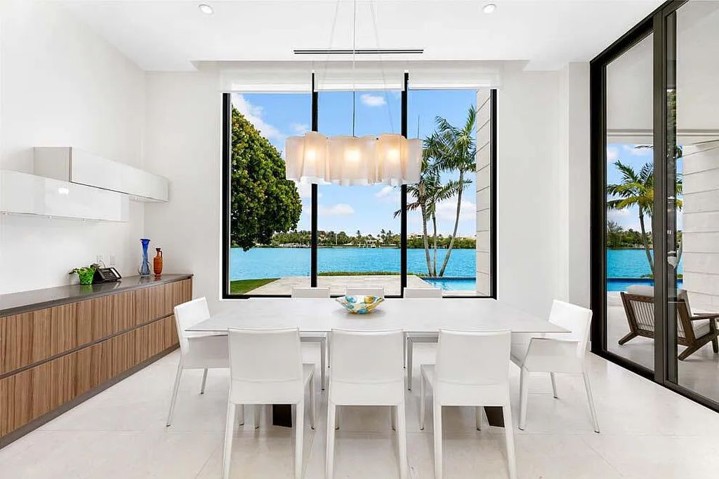 Experience the epitome of luxury living at 1540 Paslay Place, a stunning, like-new 5-bedroom estate in Manalapan, Florida.