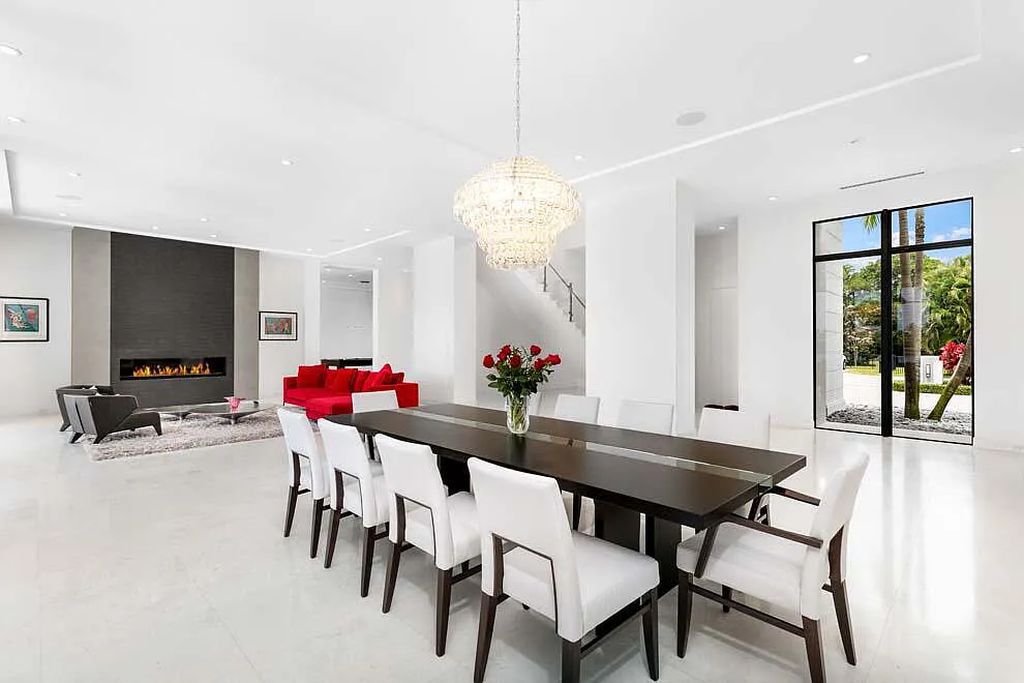 Experience the epitome of luxury living at 1540 Paslay Place, a stunning, like-new 5-bedroom estate in Manalapan, Florida.