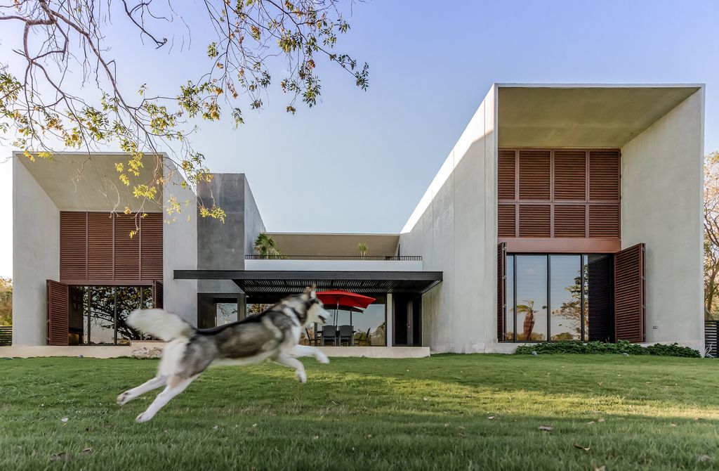 Winter House Features Harmonious interaction with the Exterior by LAAR