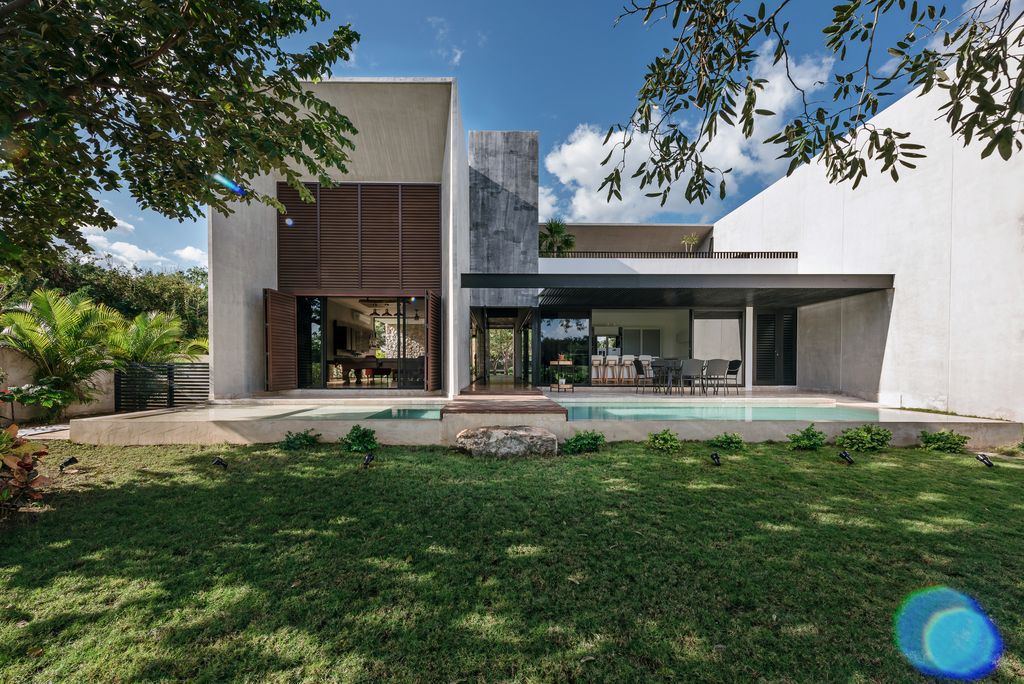 Winter House Features Harmonious interaction with the Exterior by LAAR