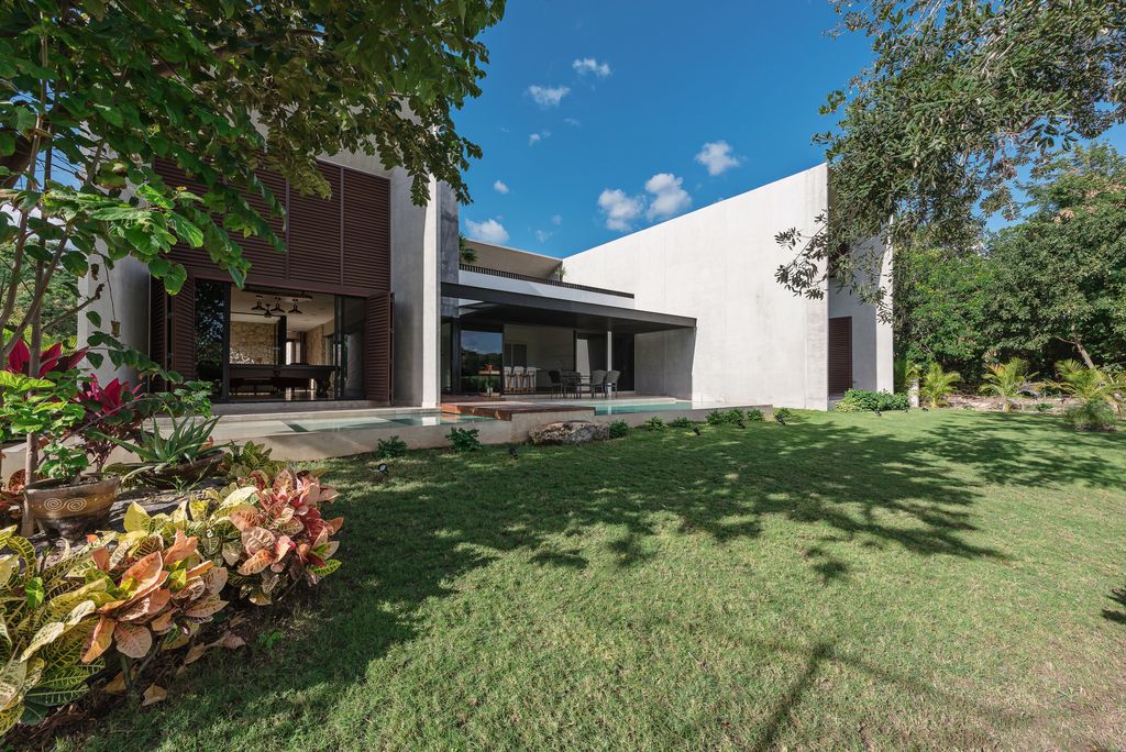 Winter House Features Harmonious interaction with the Exterior by LAAR