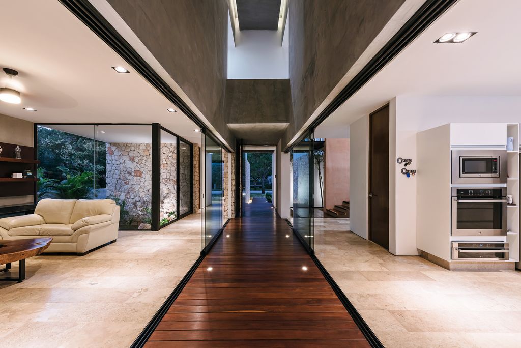 Winter House Features Harmonious interaction with the Exterior by LAAR