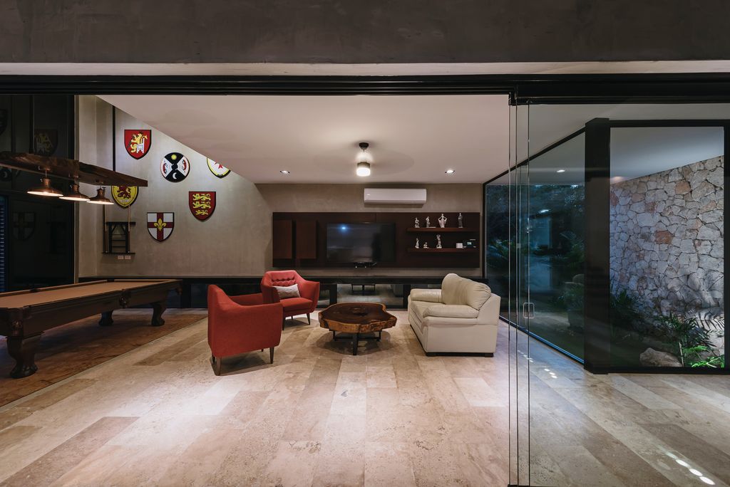 Winter House Features Harmonious interaction with the Exterior by LAAR