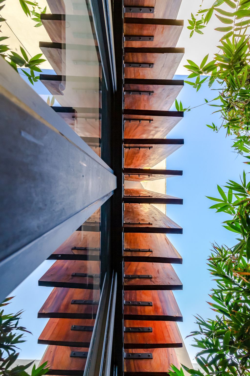 Winter House Features Harmonious interaction with the Exterior by LAAR