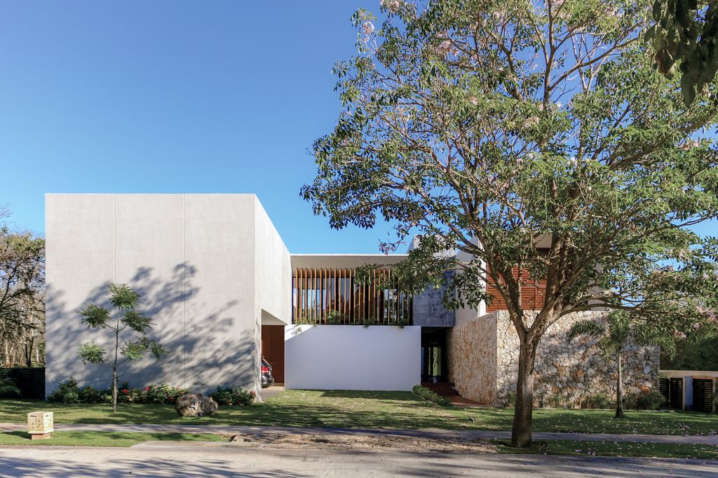 Winter House Features Harmonious interaction with the Exterior by LAAR
