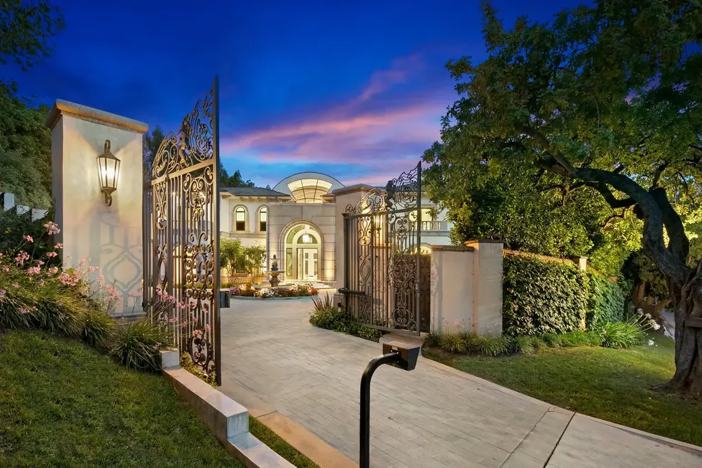 10350 Wyton Drive Home in Los Angeles, California. Experience the ultimate in refined living at 10350 Wyton Drive, a Holmby Hills estate that seamlessly blends grand European-inspired design with modern amenities. Set on 1.5 acres of meticulously landscaped grounds, this stunning property offers palatial interiors, six ensuite bedrooms, twelve baths, and an array of lavish features.