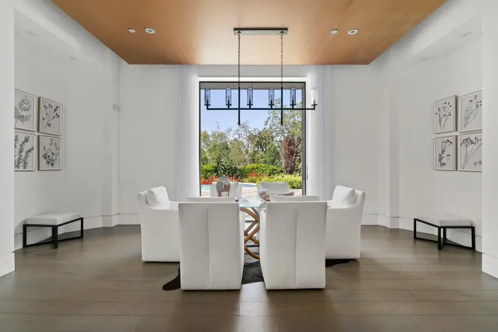 10350 Wyton Drive Home in Los Angeles, California. Experience the ultimate in refined living at 10350 Wyton Drive, a Holmby Hills estate that seamlessly blends grand European-inspired design with modern amenities. Set on 1.5 acres of meticulously landscaped grounds, this stunning property offers palatial interiors, six ensuite bedrooms, twelve baths, and an array of lavish features.