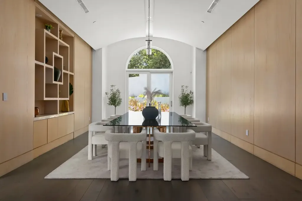 10350 Wyton Drive Home in Los Angeles, California. Experience the ultimate in refined living at 10350 Wyton Drive, a Holmby Hills estate that seamlessly blends grand European-inspired design with modern amenities. Set on 1.5 acres of meticulously landscaped grounds, this stunning property offers palatial interiors, six ensuite bedrooms, twelve baths, and an array of lavish features.