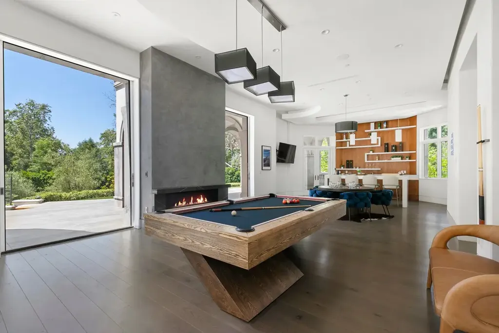 10350 Wyton Drive Home in Los Angeles, California. Experience the ultimate in refined living at 10350 Wyton Drive, a Holmby Hills estate that seamlessly blends grand European-inspired design with modern amenities. Set on 1.5 acres of meticulously landscaped grounds, this stunning property offers palatial interiors, six ensuite bedrooms, twelve baths, and an array of lavish features.