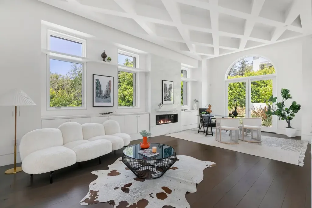 10350 Wyton Drive Home in Los Angeles, California. Experience the ultimate in refined living at 10350 Wyton Drive, a Holmby Hills estate that seamlessly blends grand European-inspired design with modern amenities. Set on 1.5 acres of meticulously landscaped grounds, this stunning property offers palatial interiors, six ensuite bedrooms, twelve baths, and an array of lavish features.