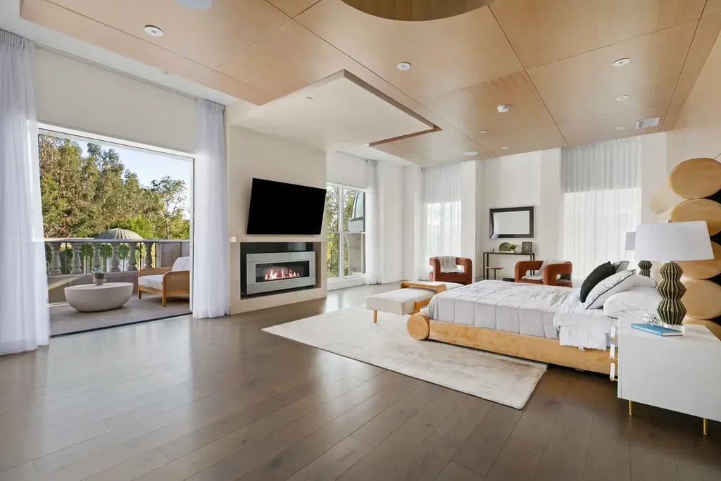 10350 Wyton Drive Home in Los Angeles, California. Experience the ultimate in refined living at 10350 Wyton Drive, a Holmby Hills estate that seamlessly blends grand European-inspired design with modern amenities. Set on 1.5 acres of meticulously landscaped grounds, this stunning property offers palatial interiors, six ensuite bedrooms, twelve baths, and an array of lavish features.