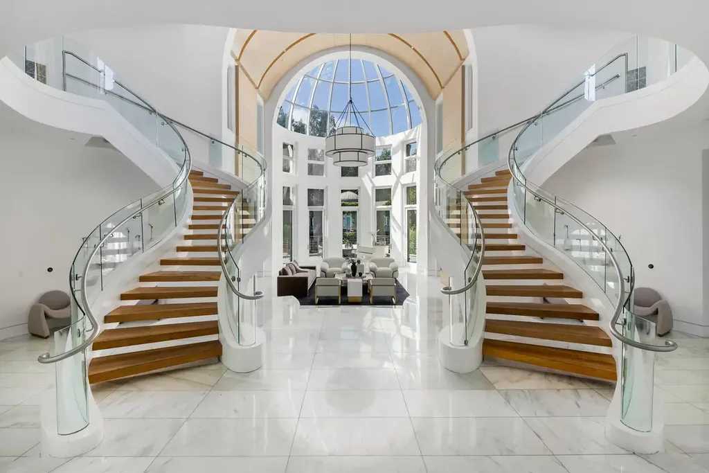 10350 Wyton Drive Home in Los Angeles, California. Experience the ultimate in refined living at 10350 Wyton Drive, a Holmby Hills estate that seamlessly blends grand European-inspired design with modern amenities. Set on 1.5 acres of meticulously landscaped grounds, this stunning property offers palatial interiors, six ensuite bedrooms, twelve baths, and an array of lavish features.