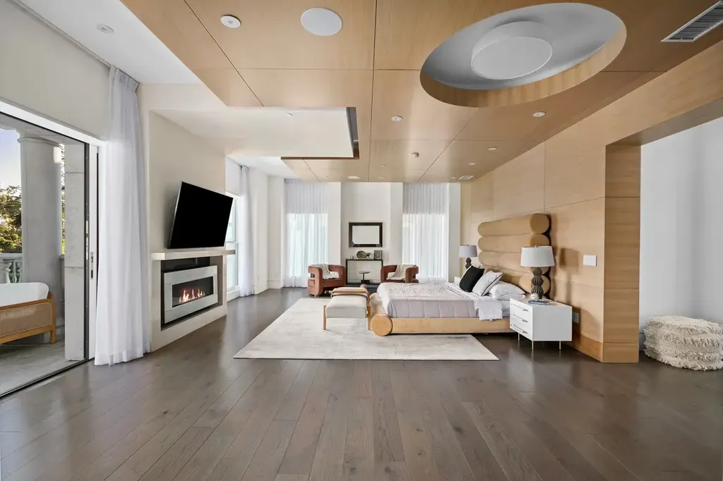 10350 Wyton Drive Home in Los Angeles, California. Experience the ultimate in refined living at 10350 Wyton Drive, a Holmby Hills estate that seamlessly blends grand European-inspired design with modern amenities. Set on 1.5 acres of meticulously landscaped grounds, this stunning property offers palatial interiors, six ensuite bedrooms, twelve baths, and an array of lavish features.