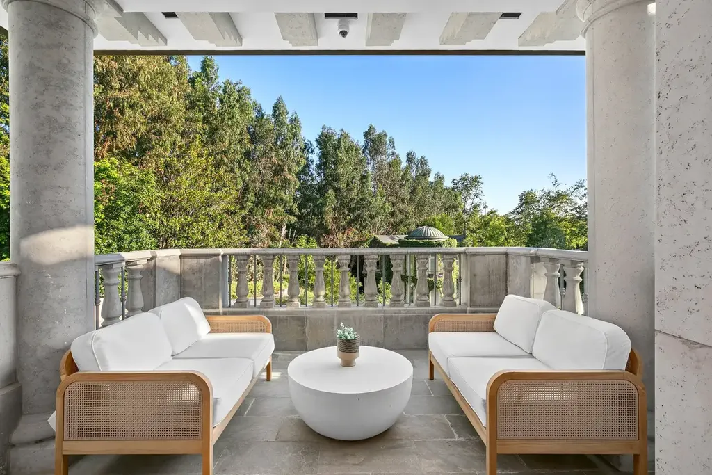 10350 Wyton Drive Home in Los Angeles, California. Experience the ultimate in refined living at 10350 Wyton Drive, a Holmby Hills estate that seamlessly blends grand European-inspired design with modern amenities. Set on 1.5 acres of meticulously landscaped grounds, this stunning property offers palatial interiors, six ensuite bedrooms, twelve baths, and an array of lavish features.
