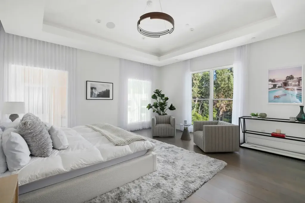 10350 Wyton Drive Home in Los Angeles, California. Experience the ultimate in refined living at 10350 Wyton Drive, a Holmby Hills estate that seamlessly blends grand European-inspired design with modern amenities. Set on 1.5 acres of meticulously landscaped grounds, this stunning property offers palatial interiors, six ensuite bedrooms, twelve baths, and an array of lavish features.
