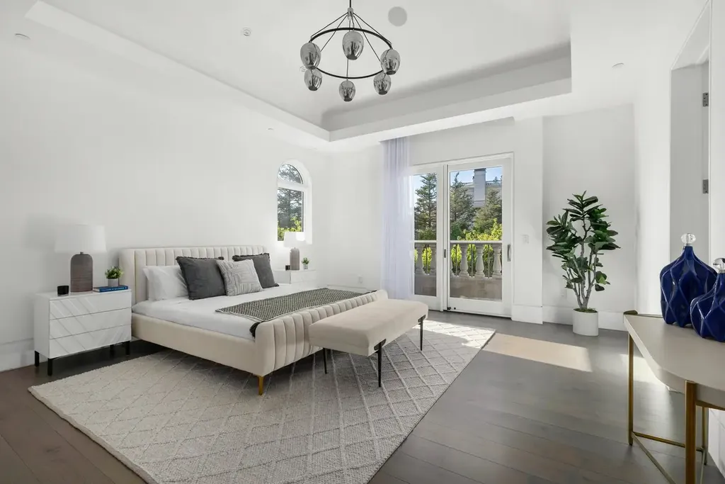 10350 Wyton Drive Home in Los Angeles, California. Experience the ultimate in refined living at 10350 Wyton Drive, a Holmby Hills estate that seamlessly blends grand European-inspired design with modern amenities. Set on 1.5 acres of meticulously landscaped grounds, this stunning property offers palatial interiors, six ensuite bedrooms, twelve baths, and an array of lavish features.