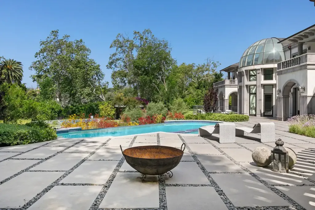 10350 Wyton Drive Home in Los Angeles, California. Experience the ultimate in refined living at 10350 Wyton Drive, a Holmby Hills estate that seamlessly blends grand European-inspired design with modern amenities. Set on 1.5 acres of meticulously landscaped grounds, this stunning property offers palatial interiors, six ensuite bedrooms, twelve baths, and an array of lavish features.