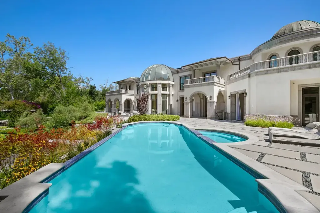 10350 Wyton Drive Home in Los Angeles, California. Experience the ultimate in refined living at 10350 Wyton Drive, a Holmby Hills estate that seamlessly blends grand European-inspired design with modern amenities. Set on 1.5 acres of meticulously landscaped grounds, this stunning property offers palatial interiors, six ensuite bedrooms, twelve baths, and an array of lavish features.