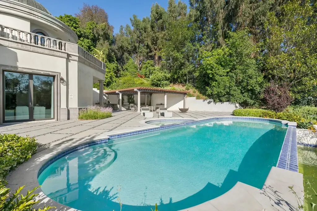 10350 Wyton Drive Home in Los Angeles, California. Experience the ultimate in refined living at 10350 Wyton Drive, a Holmby Hills estate that seamlessly blends grand European-inspired design with modern amenities. Set on 1.5 acres of meticulously landscaped grounds, this stunning property offers palatial interiors, six ensuite bedrooms, twelve baths, and an array of lavish features.
