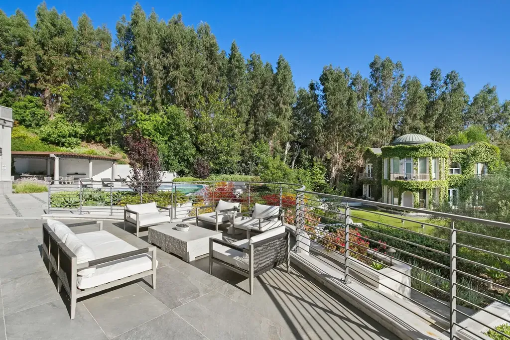 10350 Wyton Drive Home in Los Angeles, California. Experience the ultimate in refined living at 10350 Wyton Drive, a Holmby Hills estate that seamlessly blends grand European-inspired design with modern amenities. Set on 1.5 acres of meticulously landscaped grounds, this stunning property offers palatial interiors, six ensuite bedrooms, twelve baths, and an array of lavish features.