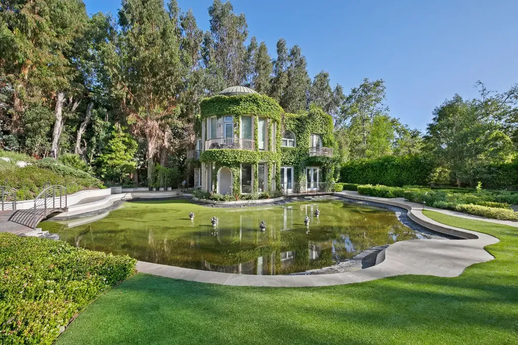 10350 Wyton Drive Home in Los Angeles, California. Experience the ultimate in refined living at 10350 Wyton Drive, a Holmby Hills estate that seamlessly blends grand European-inspired design with modern amenities. Set on 1.5 acres of meticulously landscaped grounds, this stunning property offers palatial interiors, six ensuite bedrooms, twelve baths, and an array of lavish features.