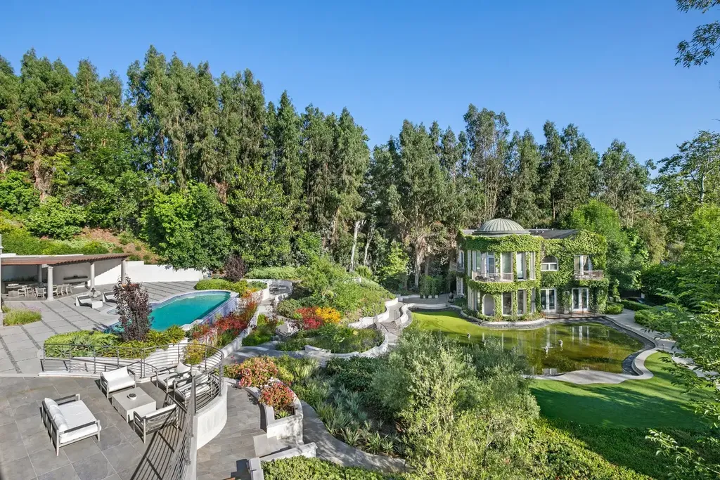 10350 Wyton Drive Home in Los Angeles, California. Experience the ultimate in refined living at 10350 Wyton Drive, a Holmby Hills estate that seamlessly blends grand European-inspired design with modern amenities. Set on 1.5 acres of meticulously landscaped grounds, this stunning property offers palatial interiors, six ensuite bedrooms, twelve baths, and an array of lavish features.