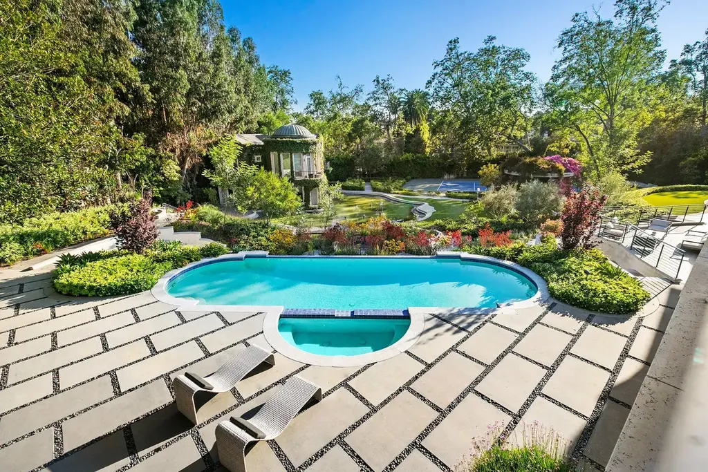 10350 Wyton Drive Home in Los Angeles, California. Experience the ultimate in refined living at 10350 Wyton Drive, a Holmby Hills estate that seamlessly blends grand European-inspired design with modern amenities. Set on 1.5 acres of meticulously landscaped grounds, this stunning property offers palatial interiors, six ensuite bedrooms, twelve baths, and an array of lavish features.