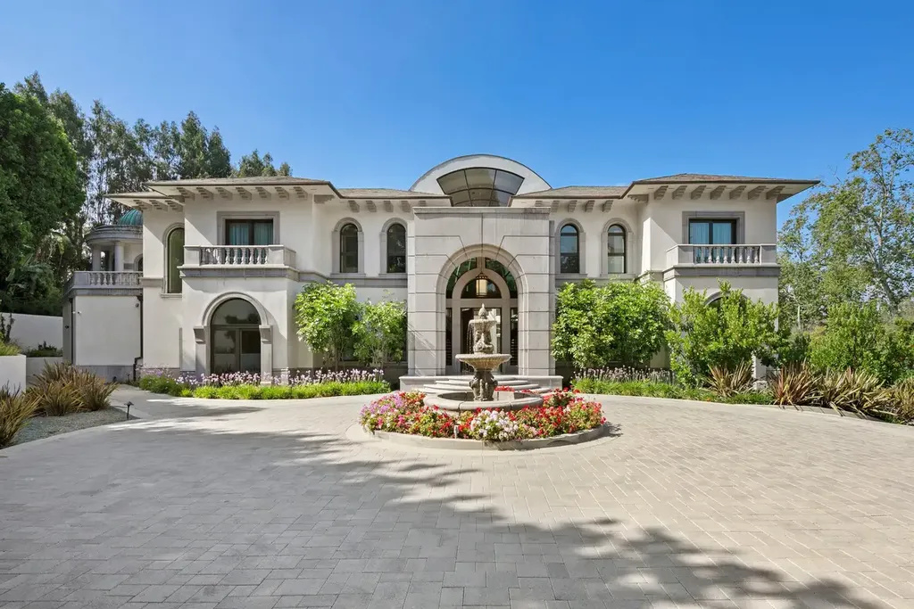 10350 Wyton Drive Home in Los Angeles, California. Experience the ultimate in refined living at 10350 Wyton Drive, a Holmby Hills estate that seamlessly blends grand European-inspired design with modern amenities. Set on 1.5 acres of meticulously landscaped grounds, this stunning property offers palatial interiors, six ensuite bedrooms, twelve baths, and an array of lavish features.