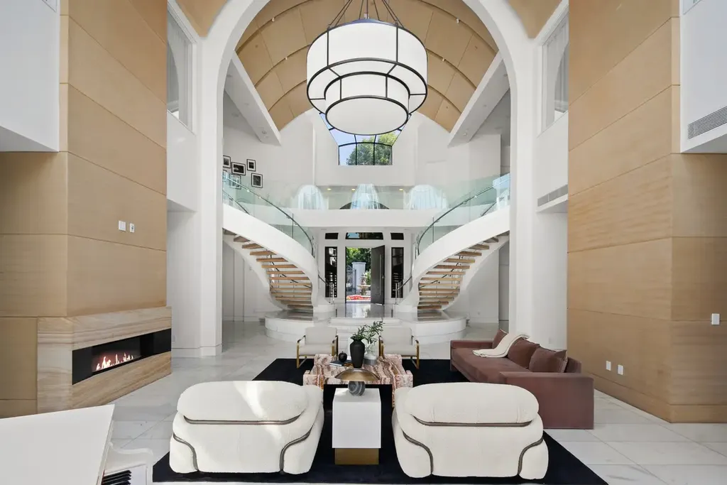 10350 Wyton Drive Home in Los Angeles, California. Experience the ultimate in refined living at 10350 Wyton Drive, a Holmby Hills estate that seamlessly blends grand European-inspired design with modern amenities. Set on 1.5 acres of meticulously landscaped grounds, this stunning property offers palatial interiors, six ensuite bedrooms, twelve baths, and an array of lavish features.