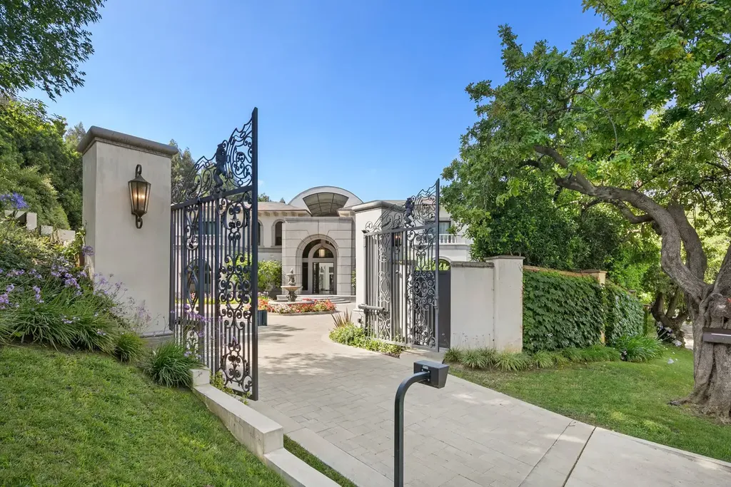 10350 Wyton Drive Home in Los Angeles, California. Experience the ultimate in refined living at 10350 Wyton Drive, a Holmby Hills estate that seamlessly blends grand European-inspired design with modern amenities. Set on 1.5 acres of meticulously landscaped grounds, this stunning property offers palatial interiors, six ensuite bedrooms, twelve baths, and an array of lavish features.