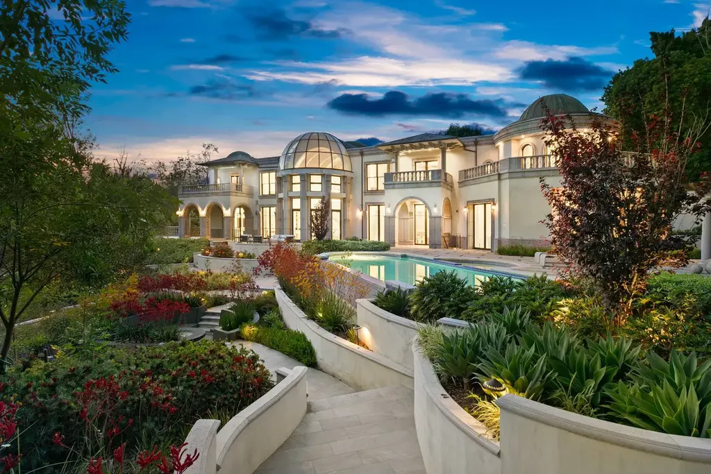 10350 Wyton Drive Home in Los Angeles, California. Experience the ultimate in refined living at 10350 Wyton Drive, a Holmby Hills estate that seamlessly blends grand European-inspired design with modern amenities. Set on 1.5 acres of meticulously landscaped grounds, this stunning property offers palatial interiors, six ensuite bedrooms, twelve baths, and an array of lavish features.