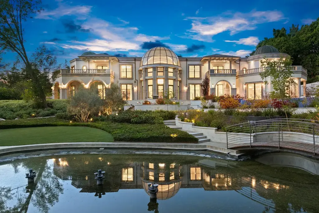 10350 Wyton Drive Home in Los Angeles, California. Experience the ultimate in refined living at 10350 Wyton Drive, a Holmby Hills estate that seamlessly blends grand European-inspired design with modern amenities. Set on 1.5 acres of meticulously landscaped grounds, this stunning property offers palatial interiors, six ensuite bedrooms, twelve baths, and an array of lavish features.