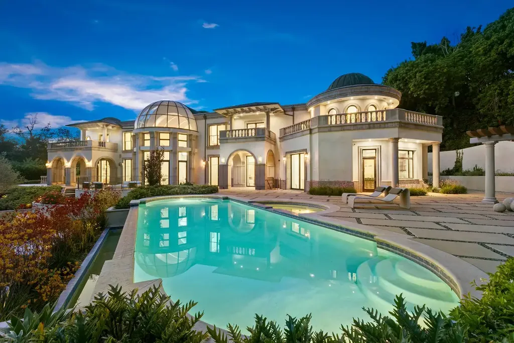 10350 Wyton Drive Home in Los Angeles, California. Experience the ultimate in refined living at 10350 Wyton Drive, a Holmby Hills estate that seamlessly blends grand European-inspired design with modern amenities. Set on 1.5 acres of meticulously landscaped grounds, this stunning property offers palatial interiors, six ensuite bedrooms, twelve baths, and an array of lavish features.